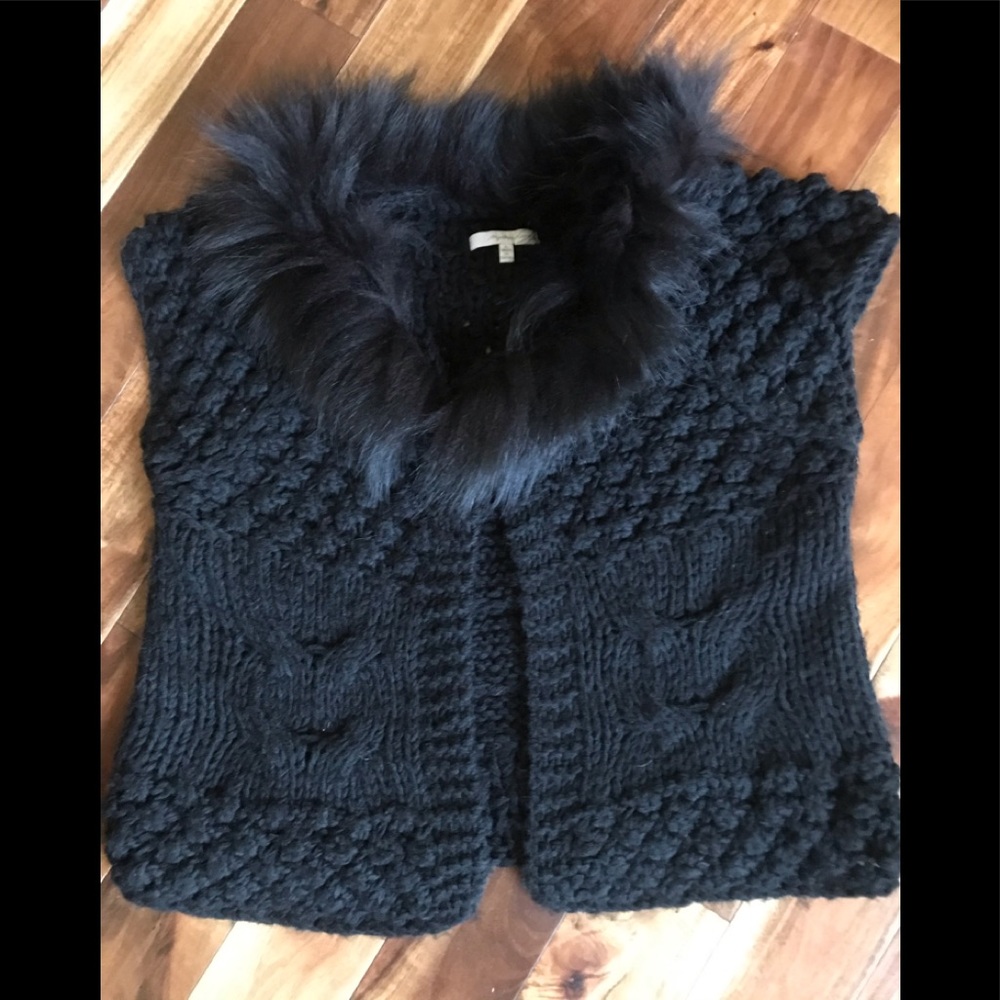 Boutique Cute sweater with black faux fur collar